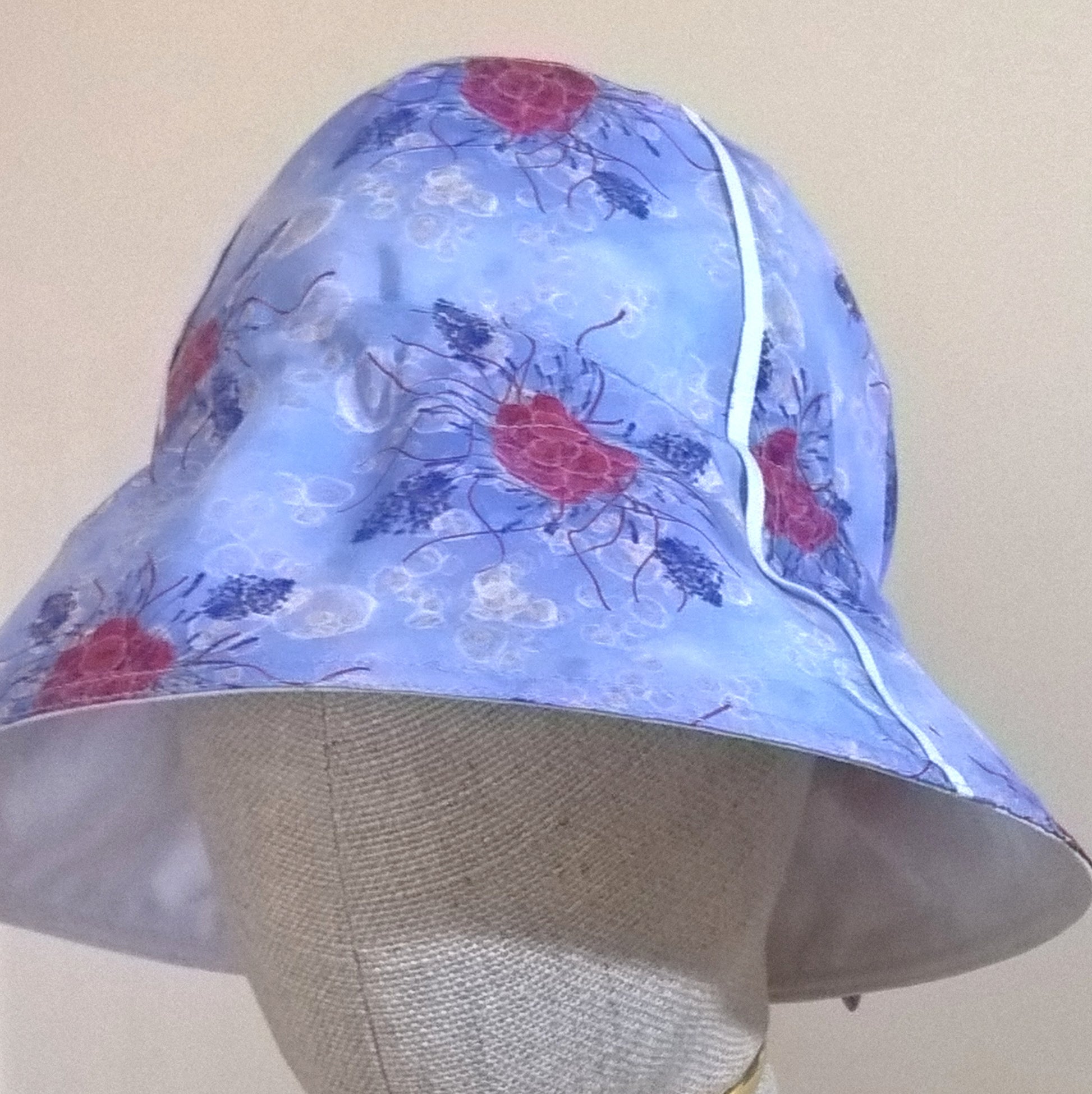 The cotton silk bucket hat has a wired brim and white piping