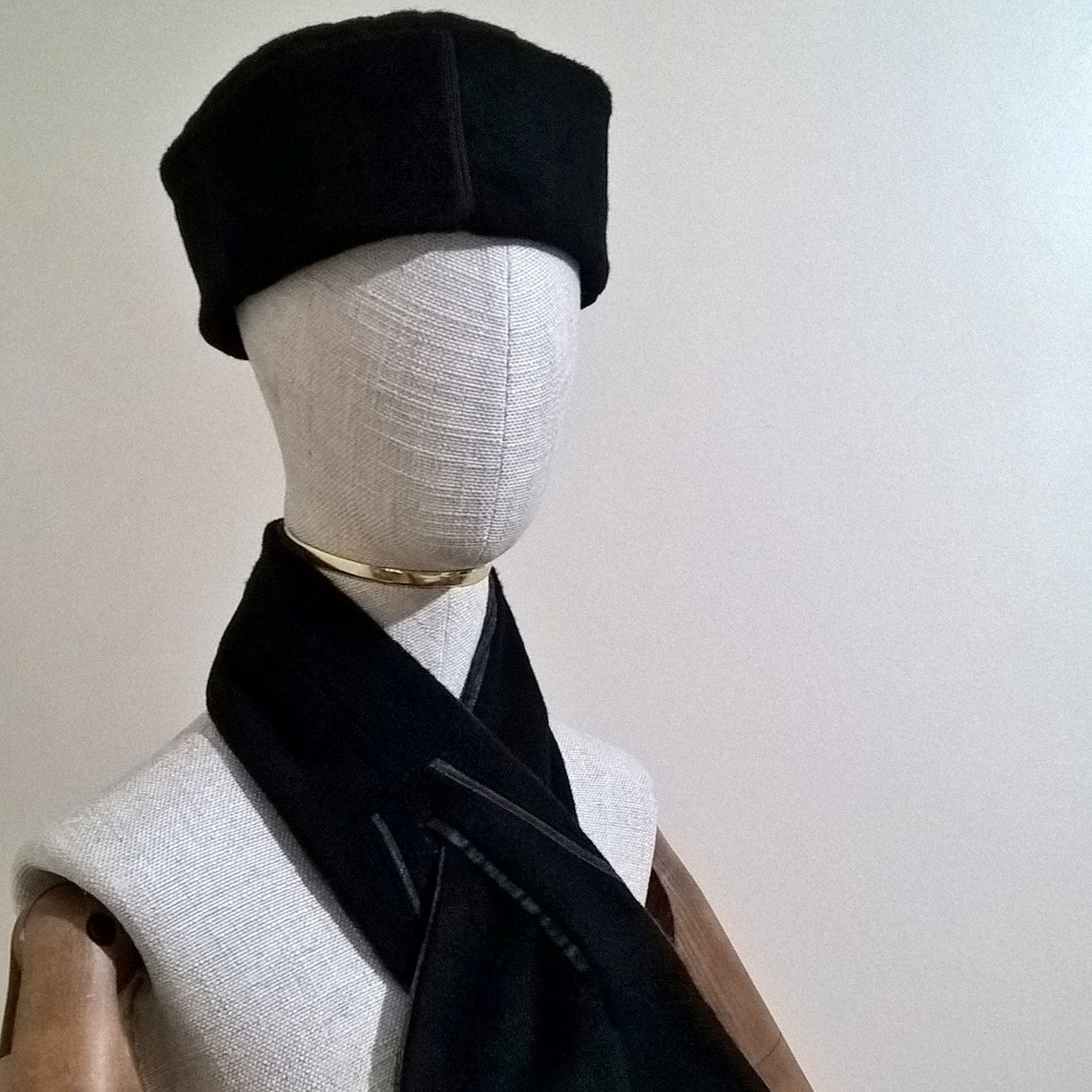 Black cashmere hat with matching scarf cravat