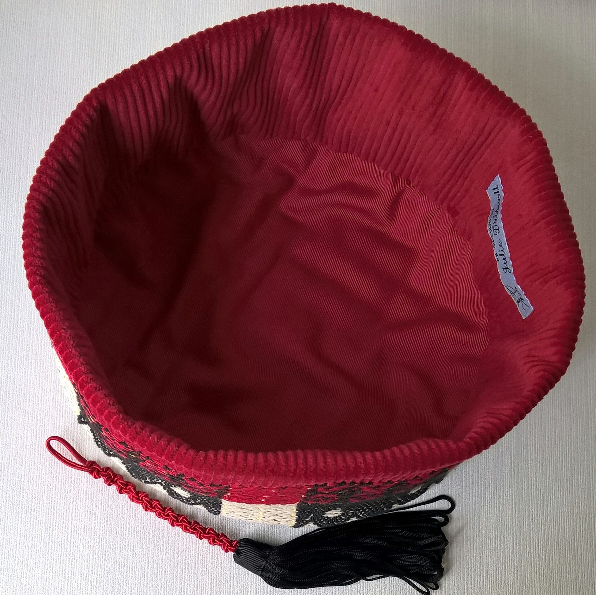 The smoking cap has a red cotton lining