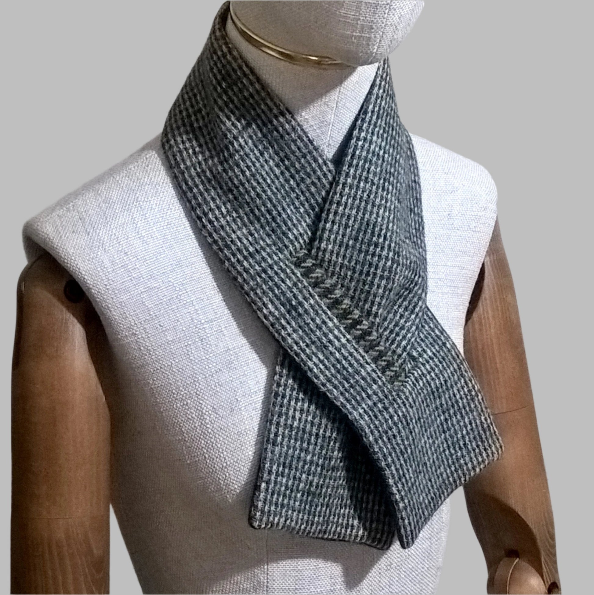 Harris Tweed dogtooth check keyhole scarf with a pure cashmere knitted lining