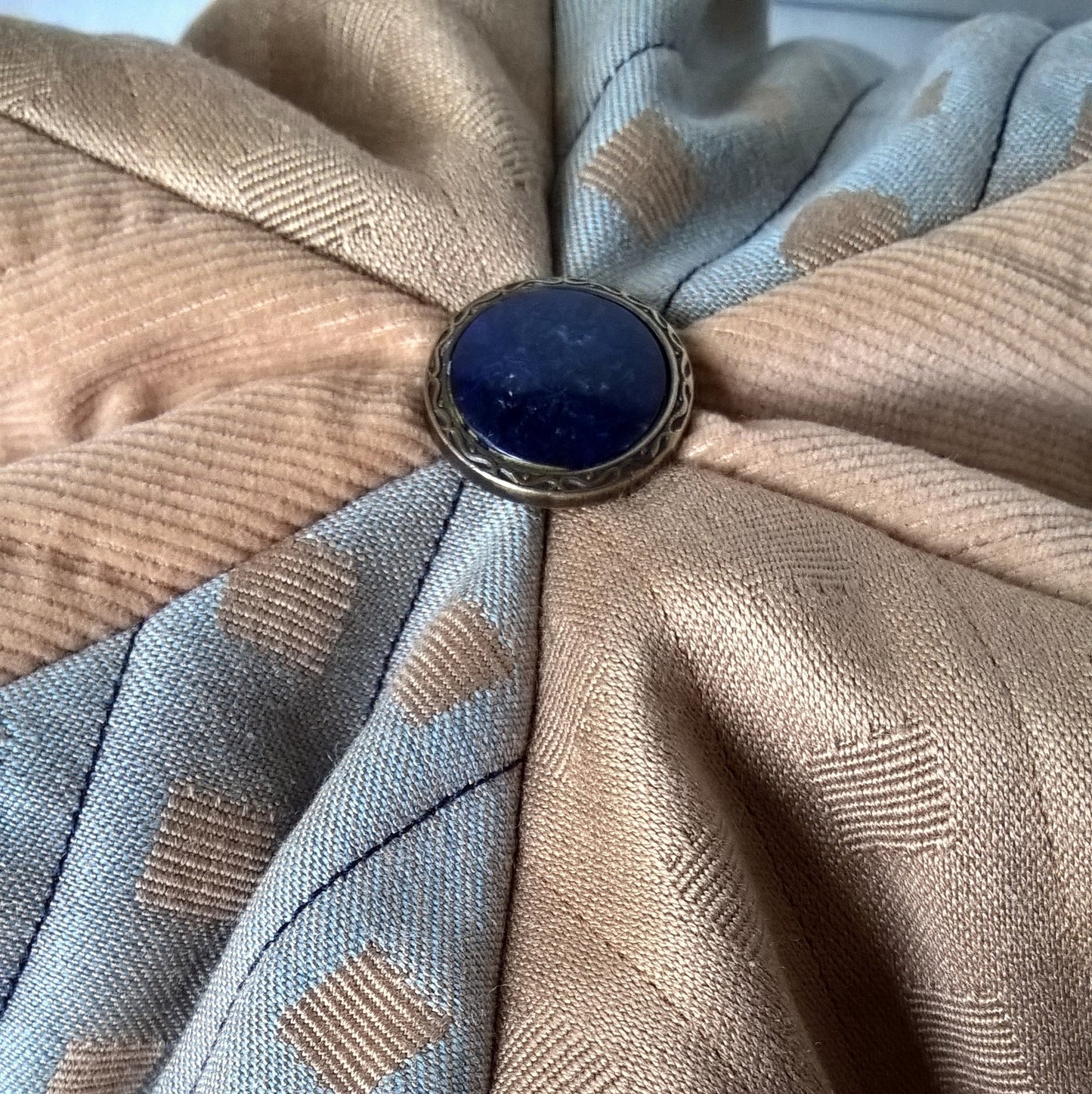The centre tip is topped with a navy blue vintage button