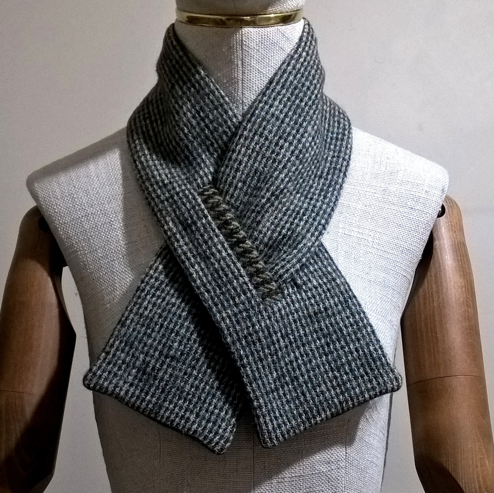 Harris Tweed dogtooth check pull through keyhole scarf