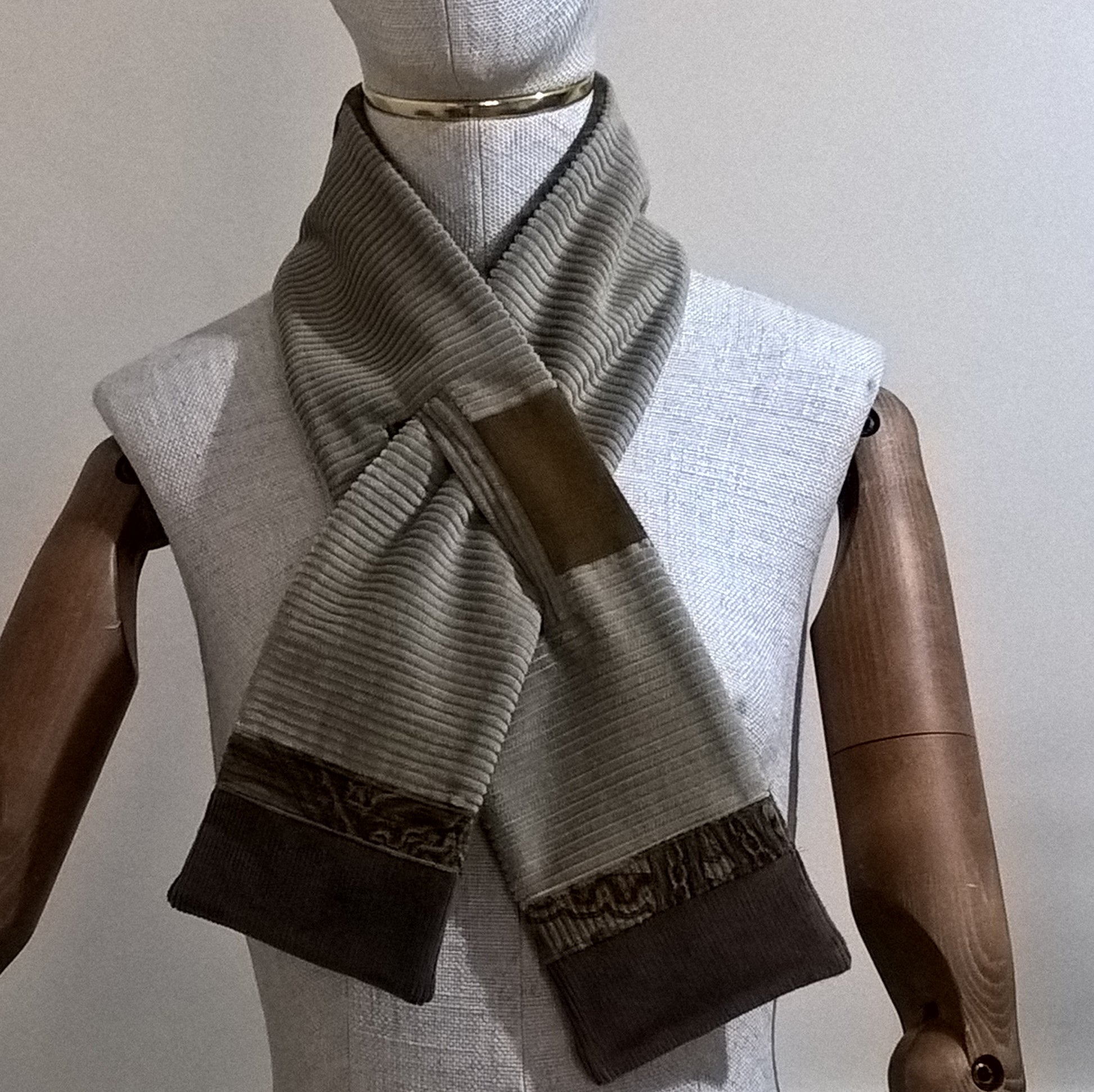 The look can be altered depending on how the scarf is pulled through the keyhole closure