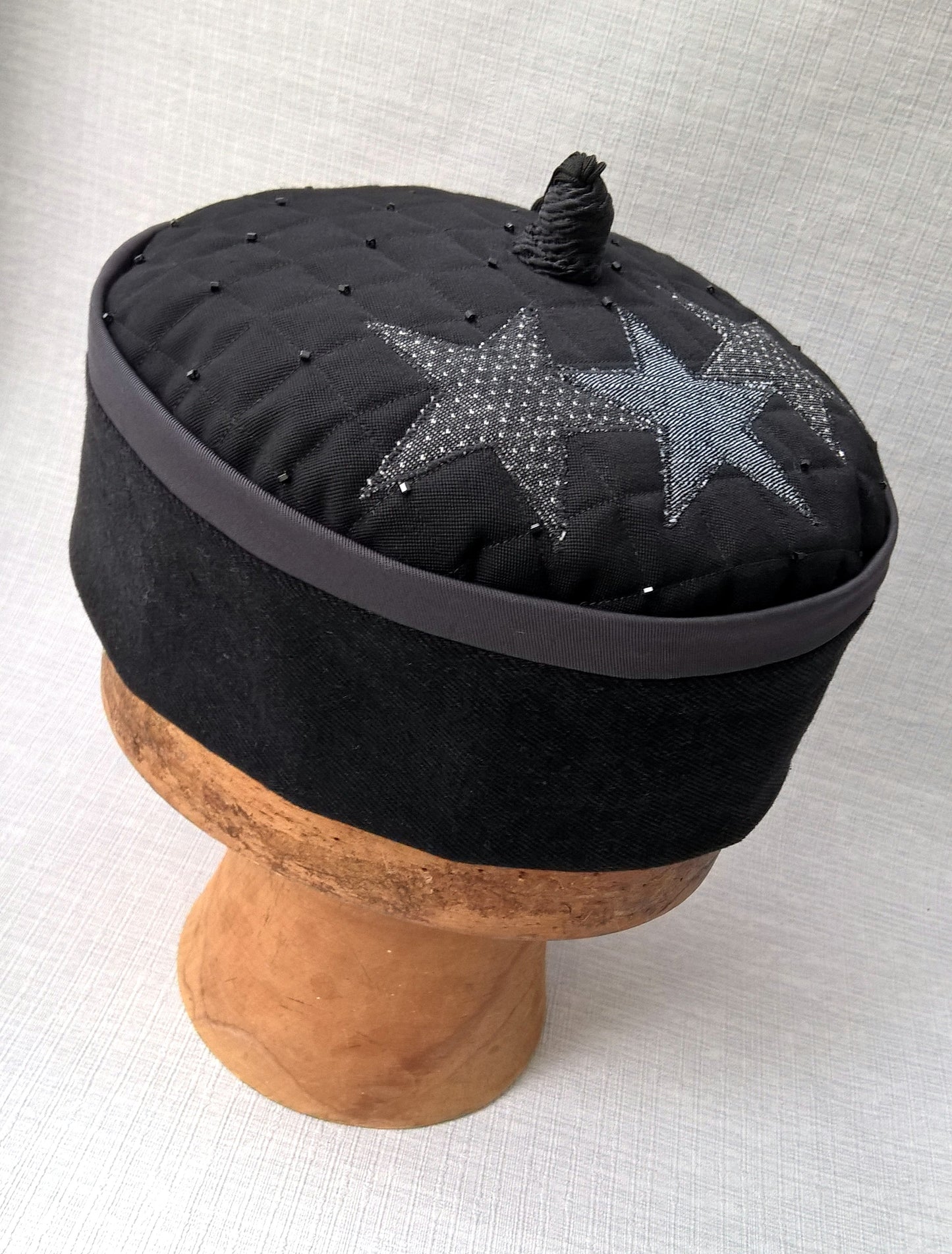 Wizards tassel smoking cap in black and grey with applique stars