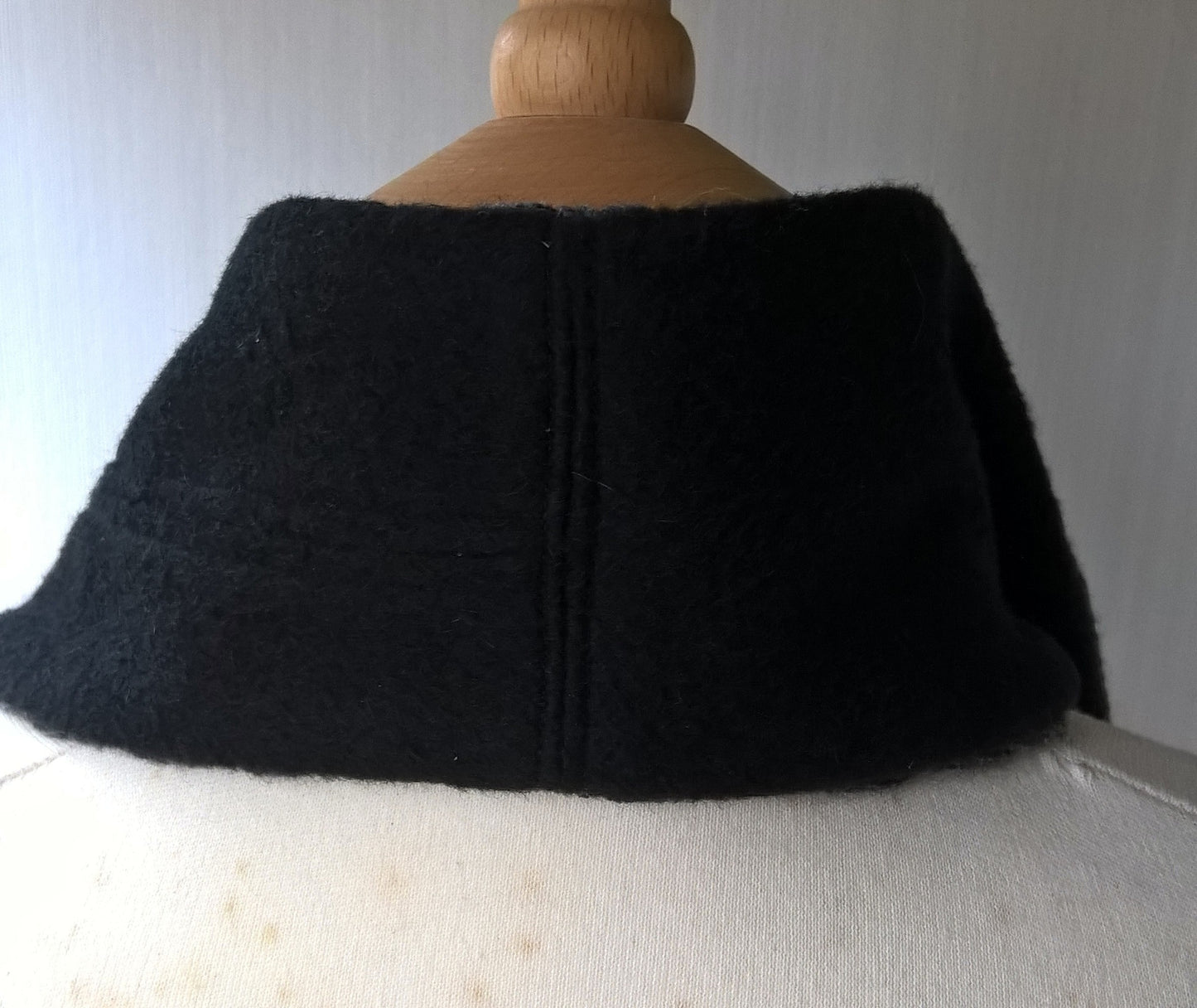 Black cashmere keyhole scarf with grey knitted lining