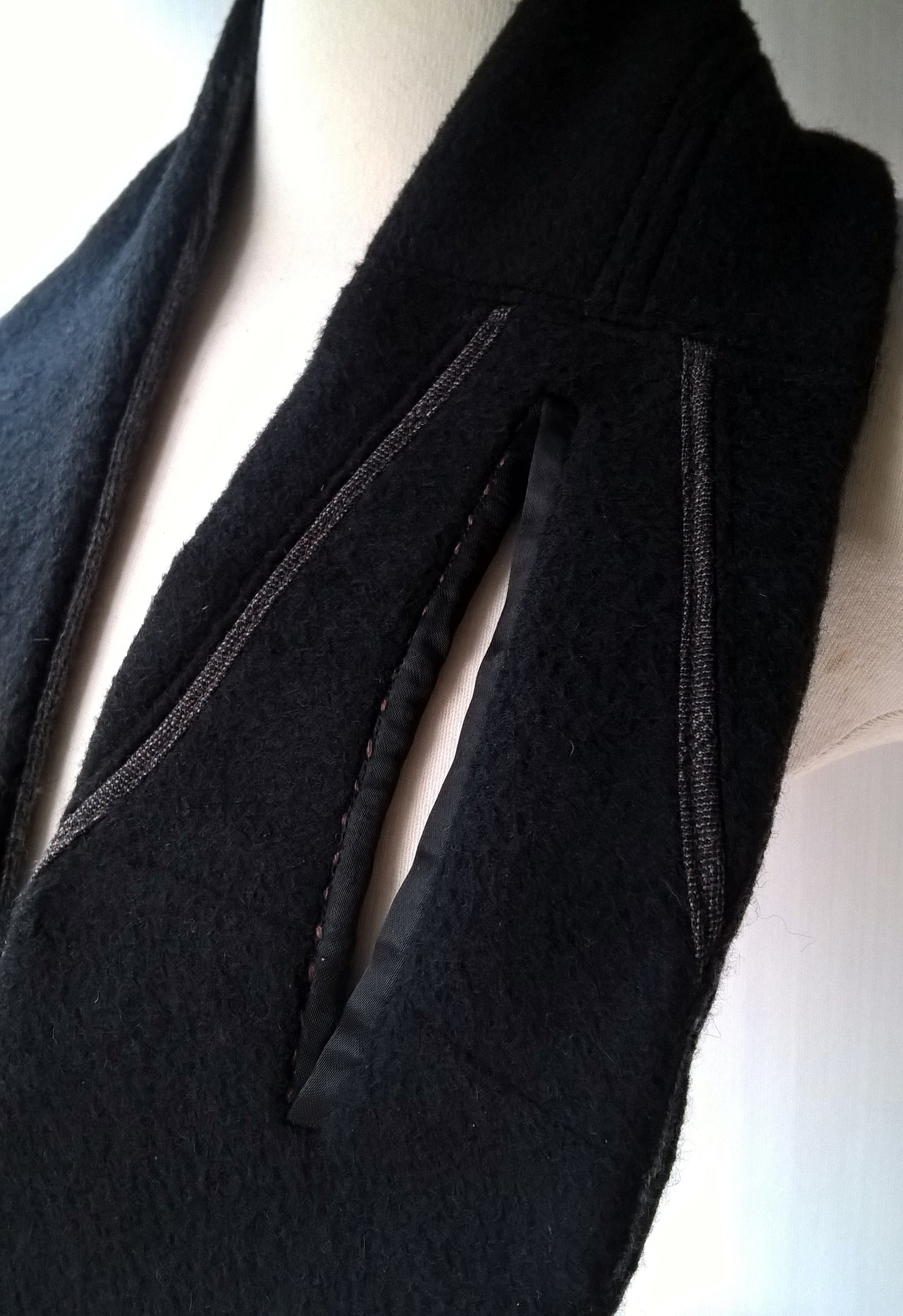 Black cashmere keyhole scarf with grey knitted lining