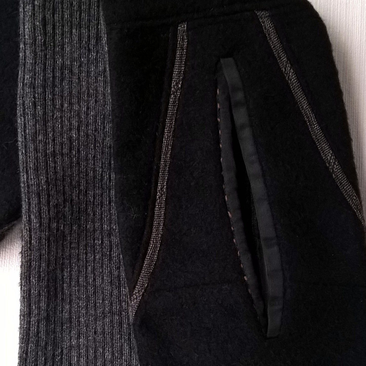 Black cashmere short scarf with grey wool and cashmere knitted lining