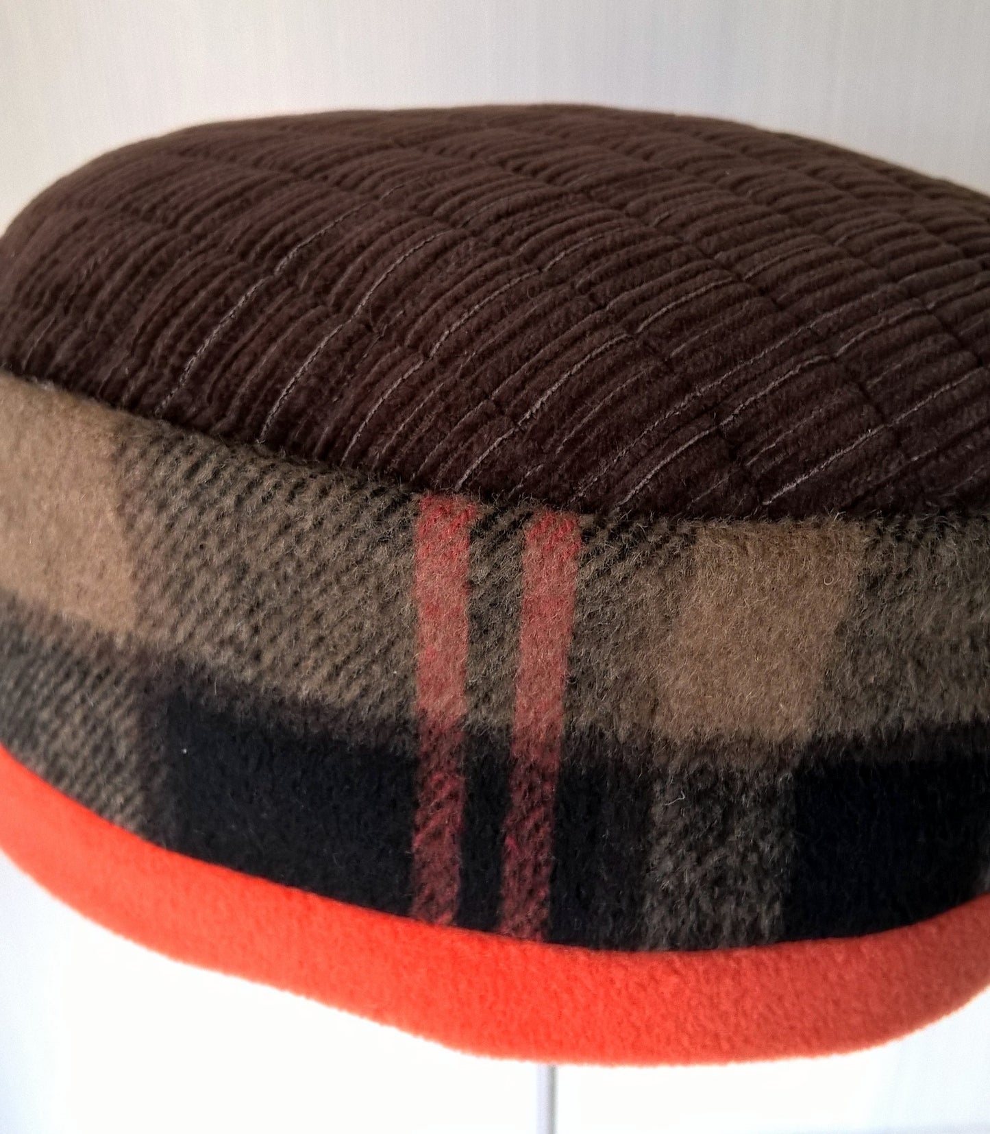 Check fleece hat with corduroy tip